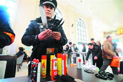 火車站攔下百件違禁品 青年彈簧刀切水果罰50