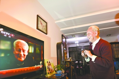 昨日,黄旭华院士在家里用相机拍下电视中的自己 见习记者胡冬冬摄1月