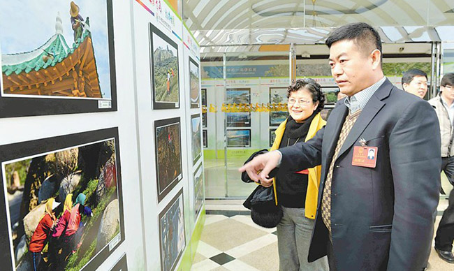 兩會代表關(guān)注世園會圖片展