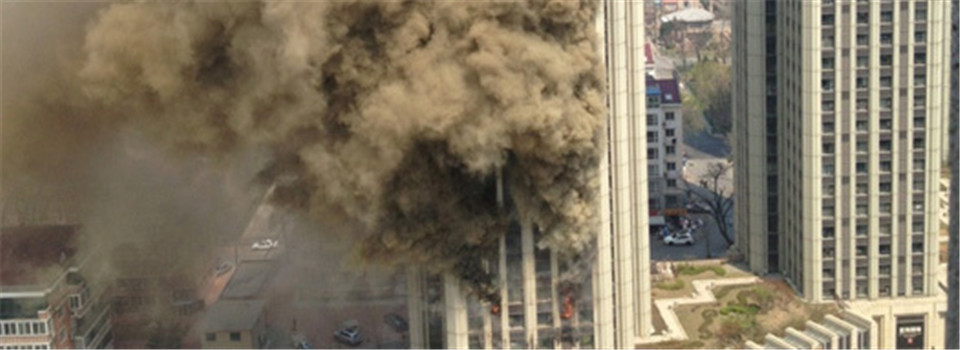 大連星海廣場高樓起火 濃煙籠罩