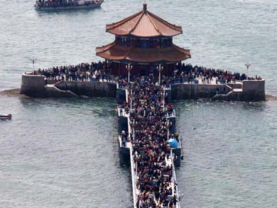 青島游客量井噴 棧橋變“人橋”