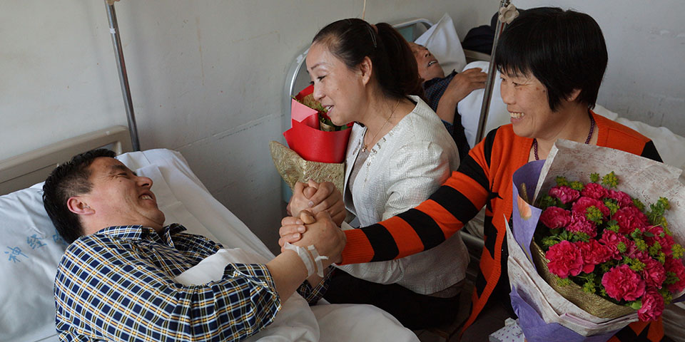 組圖：青島好乘客探望患病司機(jī) 家屬擁抱恩人喜極而泣