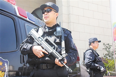 青島特警機(jī)動隊24小時“槍不離手”