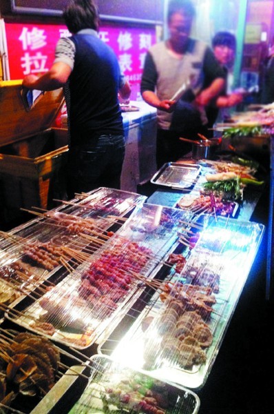 世界杯戰(zhàn)火催火燒烤工 月薪6000元很搶手(圖)