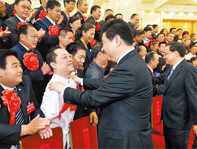 習(xí)近平在會(huì)見(jiàn)全國(guó)自強(qiáng)模范代表