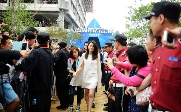 全民女神高圓圓空降青島 撈金現(xiàn)場惹混亂(圖)