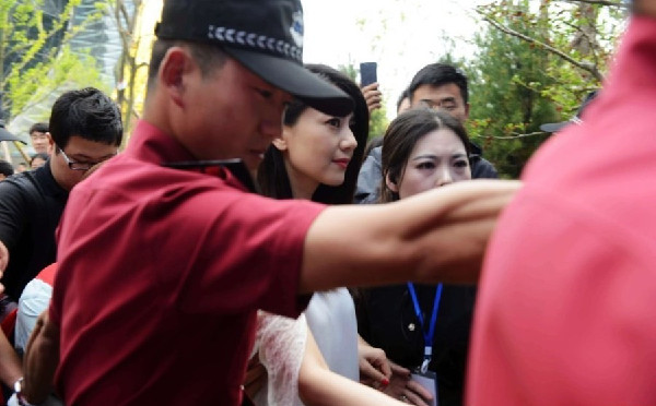 全民女神高圓圓空降青島 撈金現(xiàn)場惹混亂(圖)