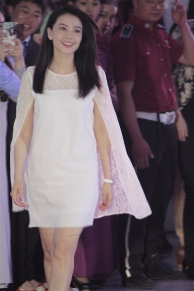 全民女神高圓圓空降青島 撈金現(xiàn)場惹混亂(圖)