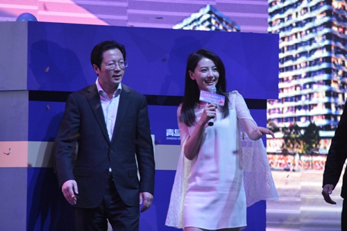 全民女神高圓圓空降青島 撈金現(xiàn)場惹混亂(圖)