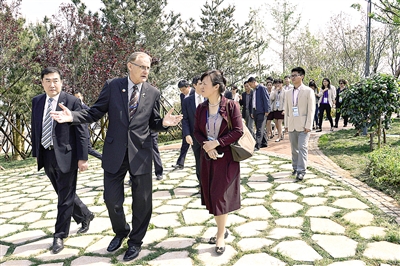 APEC人員參觀友誼林：青島不負(fù)眾望