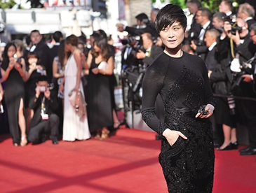 中國歌手李宇春走戛納紅毯