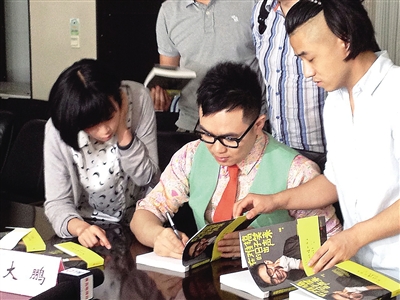 青島千人書城排隊(duì)等大鵬