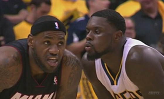 搞笑！詹皇遭悍將調(diào)戲：芬森向皇帝耳邊吹氣