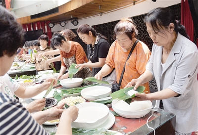 青島社區(qū)端午節(jié)包粽子大賽 青島社區(qū)端午節(jié)包粽子大賽