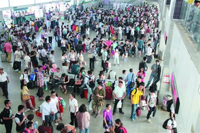 汽車站迎旅客高峰 最多一天5萬人