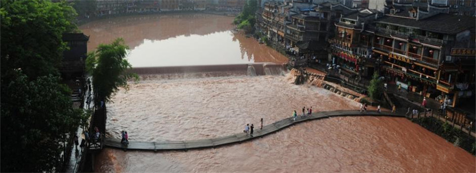 暴雨突襲湖南鳳凰古城 游客前來合影留念
