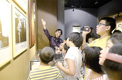 博物館舉辦紀(jì)念青島解放65周年