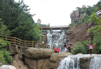 北九水瀑布轟鳴引游客駐足留念