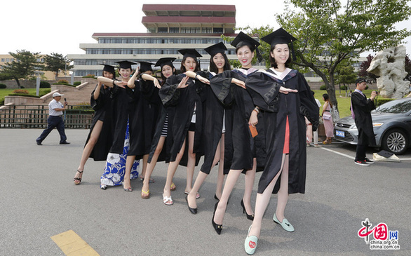 又是一年毕业季,青岛大学内,即将毕业的美女大学生拍摄美丽毕业照.