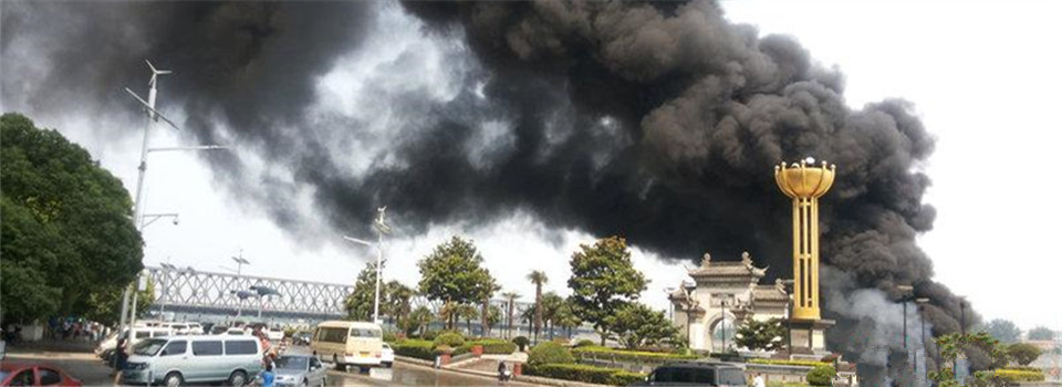 漢江湖北襄陽段游輪失火 現(xiàn)場濃煙滾滾