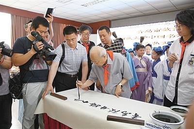 歐陽中石：文以載道 切時如需