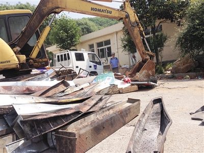 76套“野燒烤”爐被碾壓成廢鐵