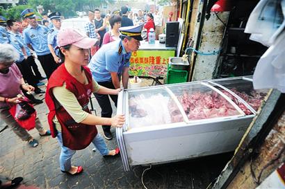 伊春路市場非法占路十幾年 多部門聯(lián)手整治