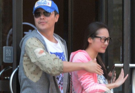 陳思誠與氣質(zhì)女嬉鬧 公寓相處倆小時