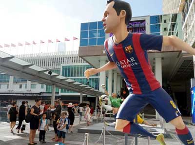 八位球星人型雕像在香港亮相