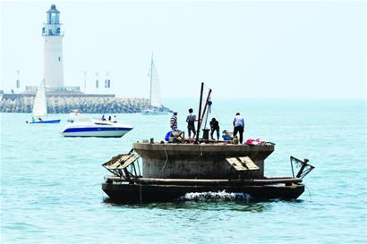 五四廣場(chǎng)海上噴泉沉寂兩年迎來(lái)大修 9月復(fù)噴