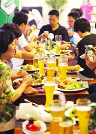 12萬游客一周喝掉70噸啤酒