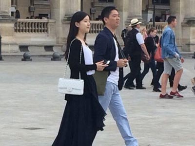 劉強(qiáng)東帶奶茶妹妹悠閑逛巴黎