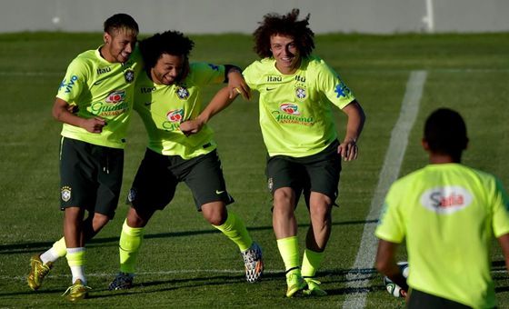 巴西隊(duì)備戰(zhàn)1/4決賽 內(nèi)馬爾馬塞洛逗樂(lè)不停