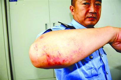 男子酒后捅傷老友 民警奪刀十幾秒擒嫌犯