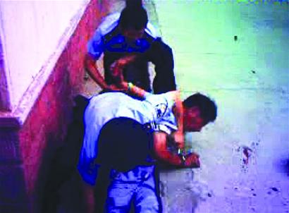 男子酒后捅傷老友 民警奪刀十幾秒擒嫌犯