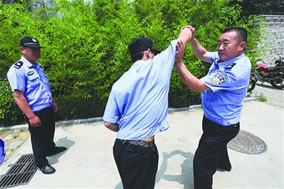 男子酒后捅傷老友 民警奪刀十幾秒擒嫌犯