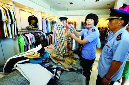 路邊小店擺滿“普拉達(dá)”“LV”