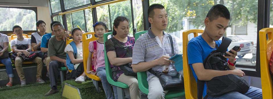 烏魯木齊現(xiàn)鋪滿“草坪”公交車