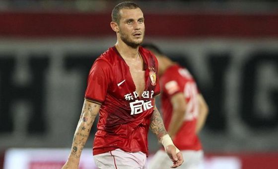 中超：魯能逼平恒大 鉆石發(fā)泄撕球衣豎中指