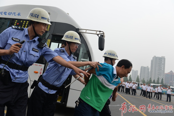 青岛交运聘请特警教司机防身 公交车演习警察持枪擒悍匪