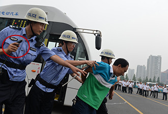 青島公交車上警察持槍擒悍匪