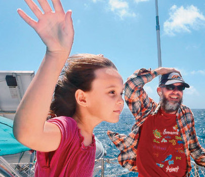 女孩隨父母駕帆船航游世界8年10歲才上學（圖）