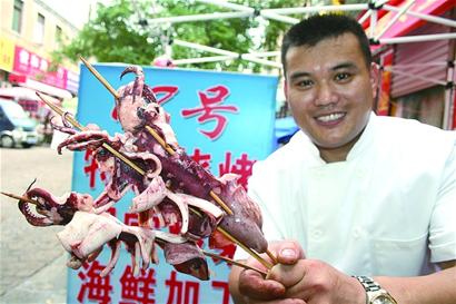 青島夏季滿城盡是烤魷魚(yú) 每天吃掉4萬(wàn)條(圖)