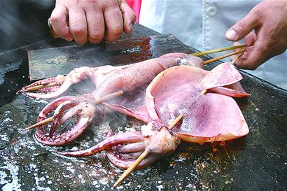 青島夏季滿城盡是烤魷魚(yú) 每天吃掉4萬(wàn)條(圖)