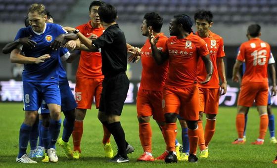 魯能爆冷負(fù)毅騰 沖突不斷僅上半場(chǎng)至少三次