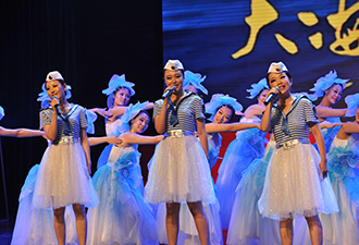 北艦女兵制服裝扮獻(xiàn)唱