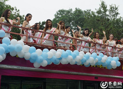 近日，四十名中國旅游小姐亮相青島，乘坐花車游覽青島，青春靚麗展傲人身姿，引發(fā)市民及游客圍觀。（姜太公 房華 攝）