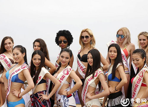 近日，四十名中國旅游小姐亮相青島，乘坐花車游覽青島，青春靚麗展傲人身姿，引發(fā)市民及游客圍觀。（姜太公 房華 攝）