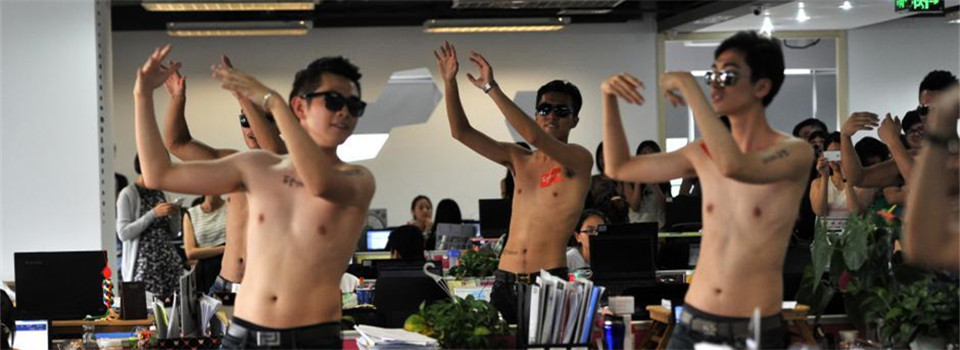 型男七夕獻(xiàn)福利 裸身大跳“小蘋果” 型男七夕獻(xiàn)福利 裸身大跳“小蘋果”