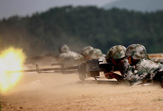 實(shí)彈演練！來圍觀機(jī)槍掃射噴火